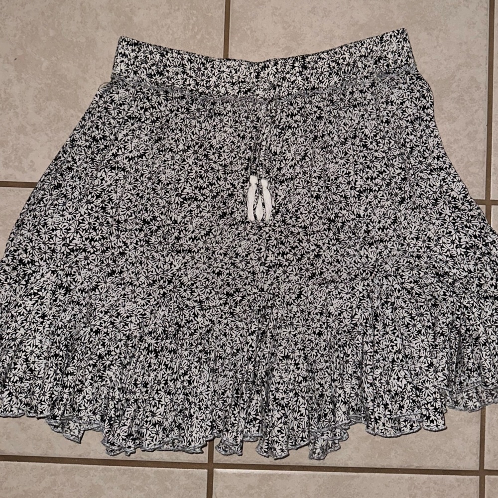 Aakaa Women’s Floral Flowy Mini Skirt, Size Large, White and Black